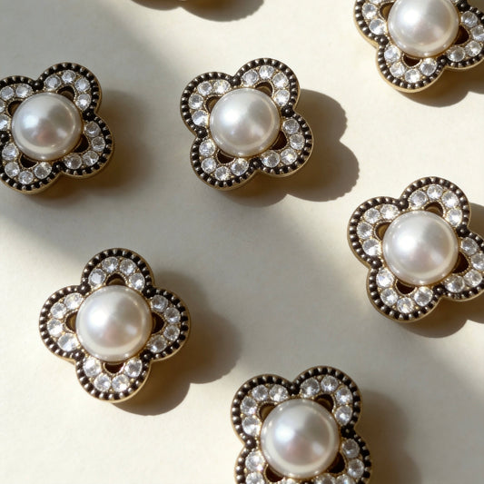 Pearl Clover Magnetic Pet Charm